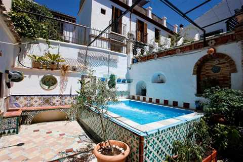8 Best Hostels in GRANADA, Spain for Solo Travelers, Party & Chill in 2022