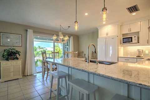 Stilted Half Duplex with 2 Bedrooms in Key Colony Beach, FL - Perfect Vacation Rental for 4 Guests