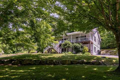 Riverdream - Beautiful 5 Bedroom House in Valle Crucis, NC for 10 Guests